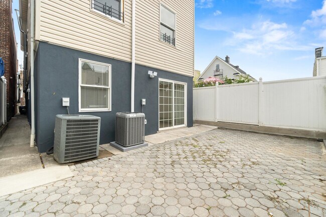Building Photo - 409 66th St
