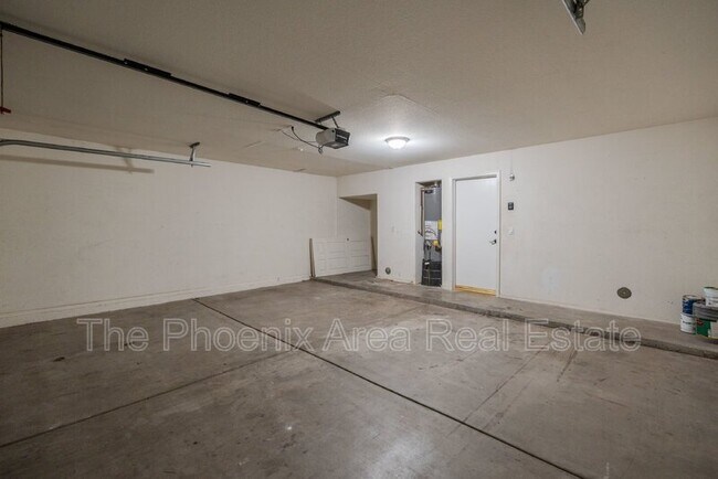 Building Photo - 3095 E Merrill Ave