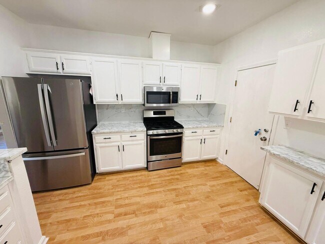 Building Photo - 565 Edenderry Dr