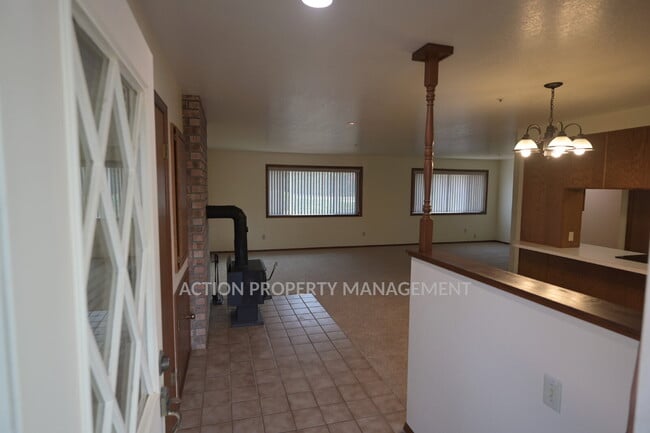 Building Photo - 2 bed 2 bath 1 car garage duplex in Sequim