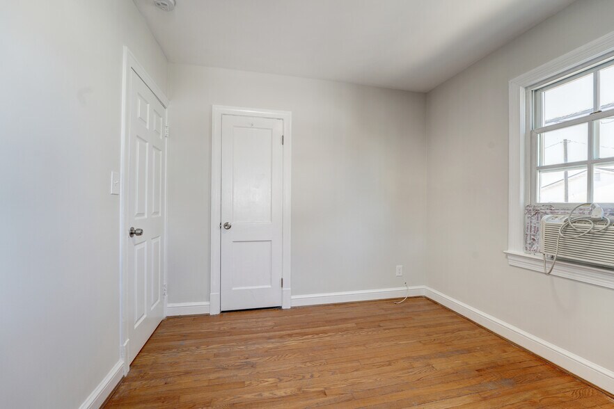 Excellent closet space&sunny window! - 4607 N Carlin Springs Rd