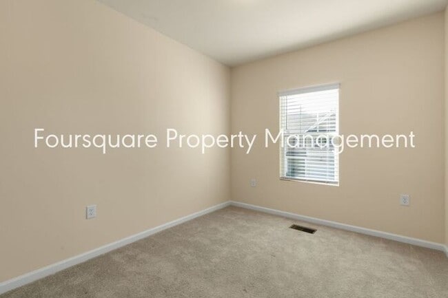 Building Photo - Townhome| Screened -In Back Porch |One Car...