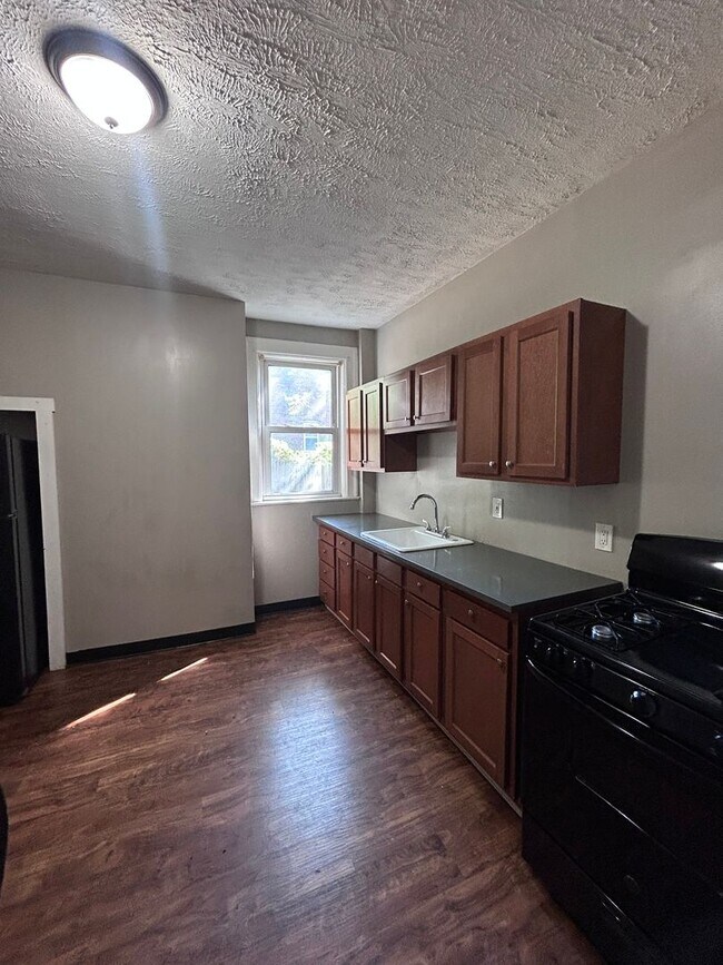 Building Photo - 5 Bedroom 1.5 Bath Home| Brighton Heights ...
