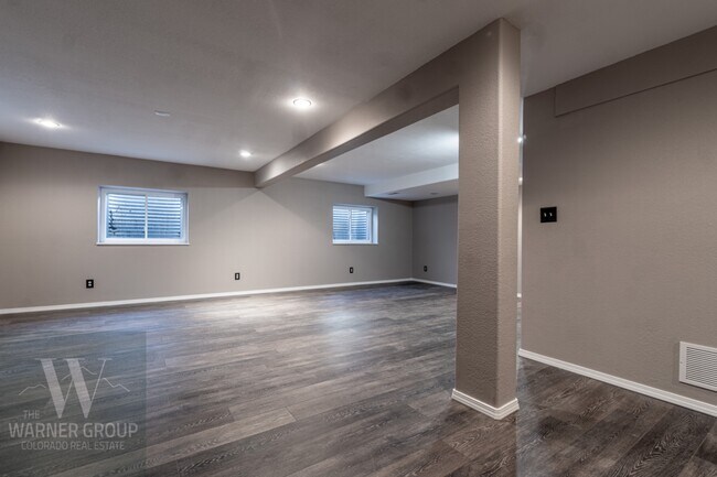 Building Photo - 3750 Oneida Ln