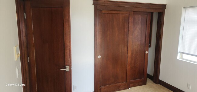 Building Photo - Spacious and freshly updated 2 bedroom, 2 ...