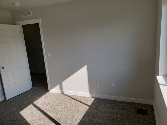 Building Photo - Beautiful 4-Bedroom Townhome in Prime Springville Location!