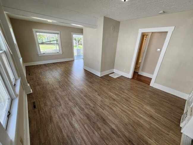 Building Photo - !! Spacious 2-Bedroom, 1-Bathroom Home AVA...