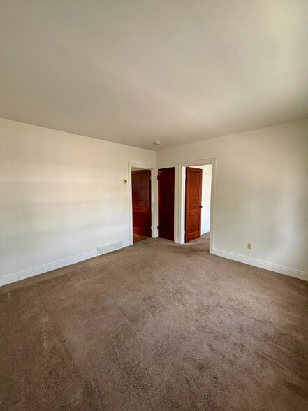 Building Photo - 91 Laverack Ave