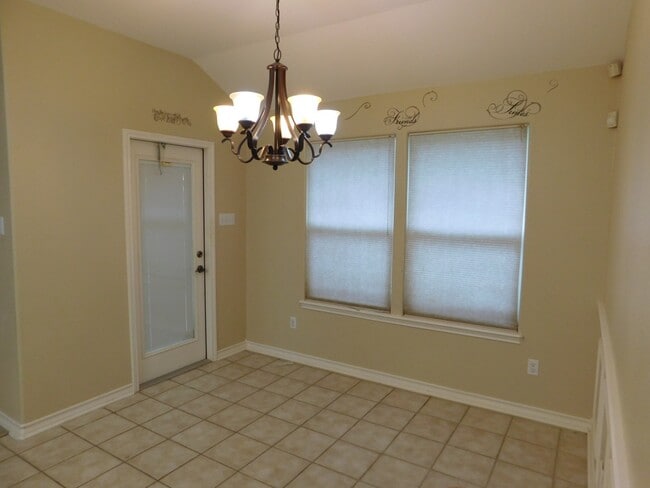 Building Photo - Spacous Southside Split Bedroom Home