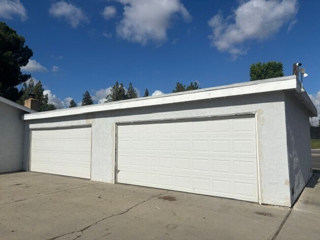 Building Photo - 8012 N Laurelglen Blvd