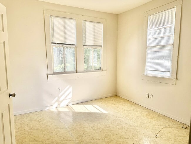 Building Photo - 303 S 21st St