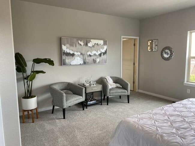 Building Photo - Flying Horse Luxury 4 Bed Townhouse with Mt. Views