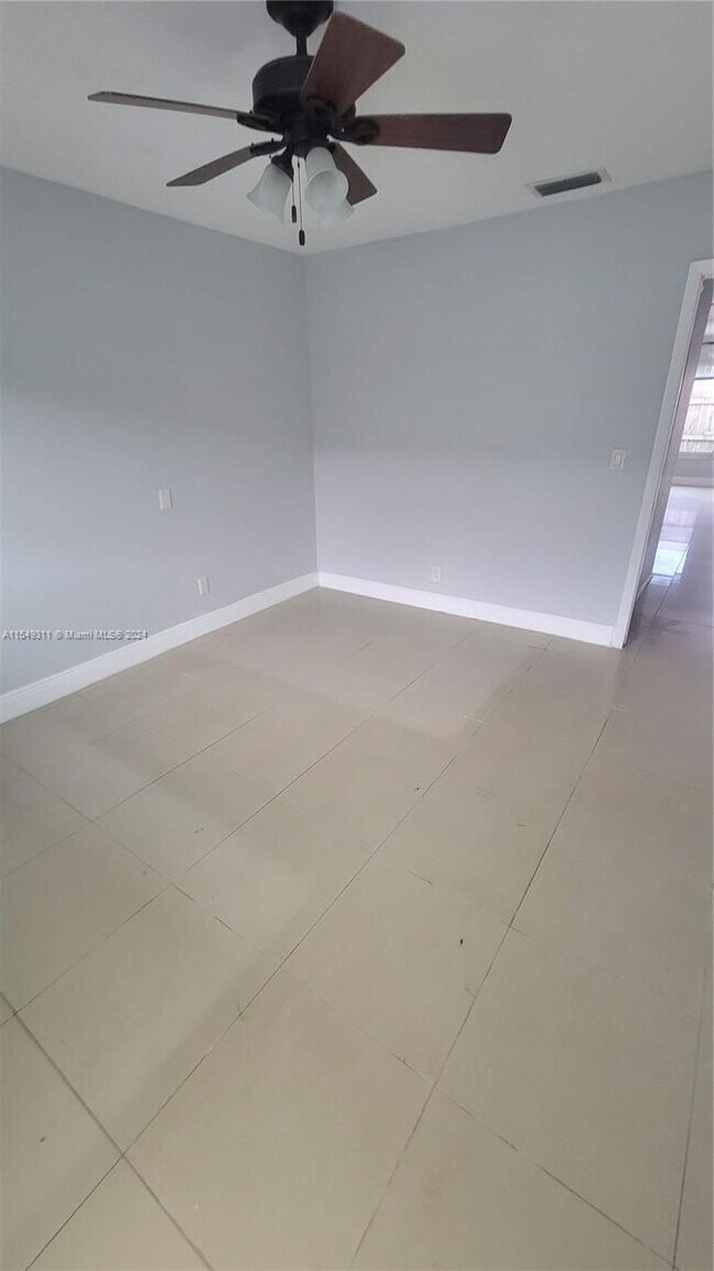 Building Photo - 730 NE 46th Ct