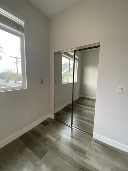 Building Photo - 3955 S Budlong Ave