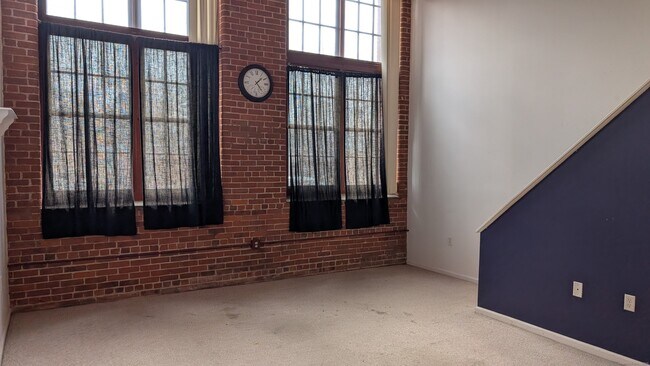 Building Photo - 839 Main St