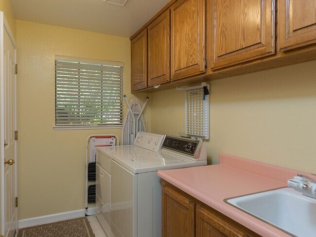 Building Photo - 4 br, 2.5 bath House - 104 Woodranch Circle