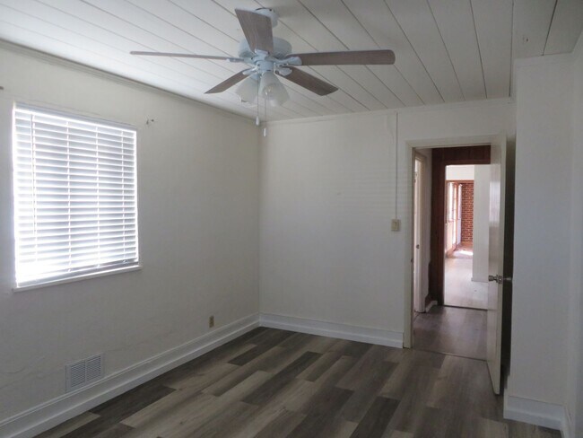 Building Photo - Colonial Heights Virginia