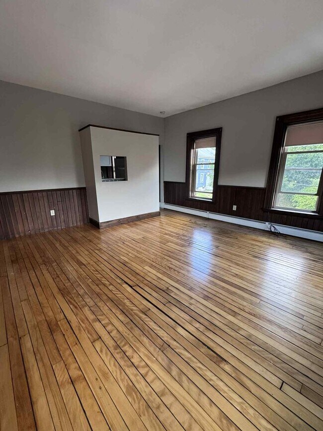 Building Photo - 2 Main St