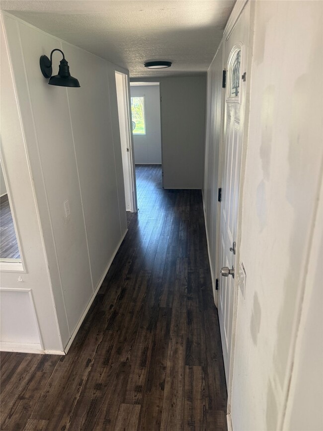 Building Photo - 933 S Pine Lake Rd