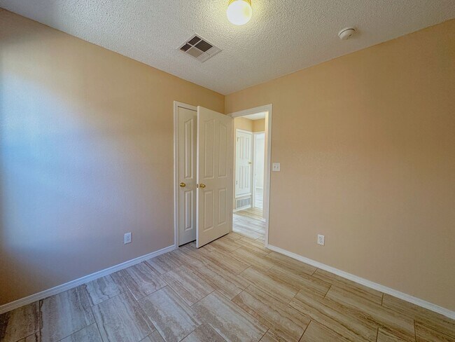 Building Photo - East 3 Bdrm 2 Bath