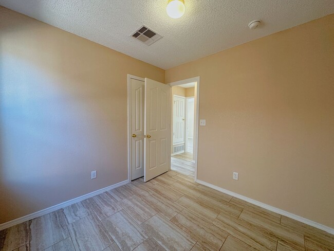 Building Photo - Eastside 3 Bedroom 2 Bath