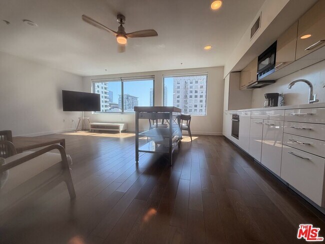 Building Photo - 901 Flower St