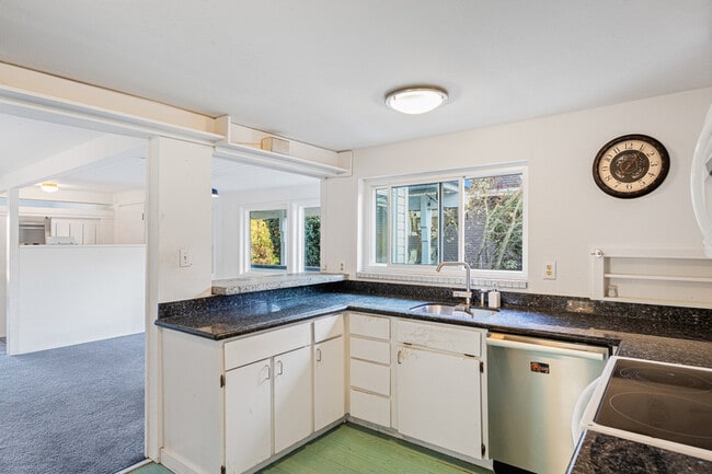 Building Photo - 6807 Aurora Ave N