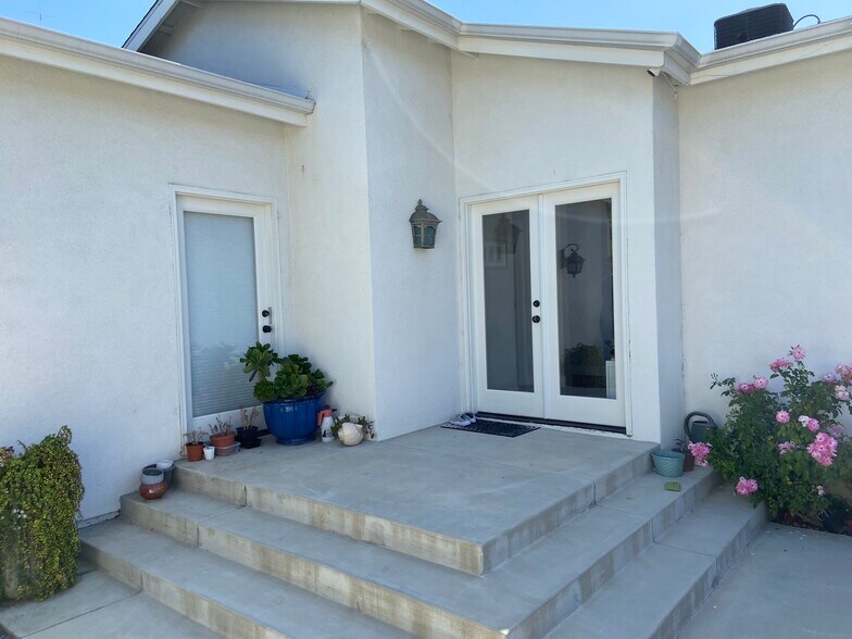 Building Photo - 4470 Stansbury Ave