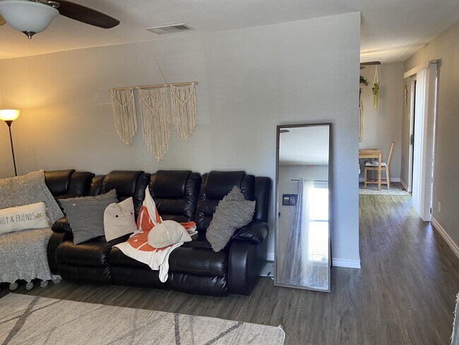 Building Photo - 6819 Flaming Ridge Dr