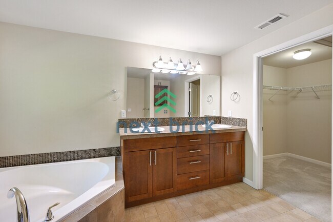 Building Photo - "Spacious 4-Bed Townhouse Retreat: 3.5 Baths & 2400 sq ft of Comfort in Auburn, WA!"