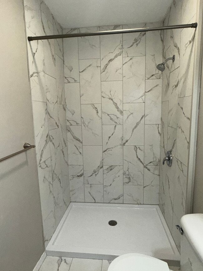 Building Photo - Recently renovated 2 or 3 bedroom with New kitchen