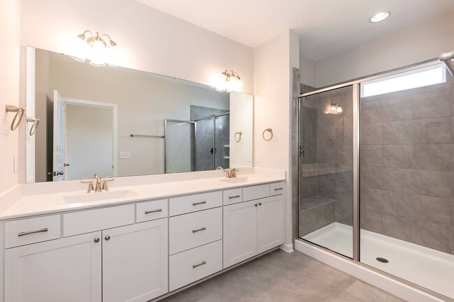 Building Photo - Four Bedroom Townhome!