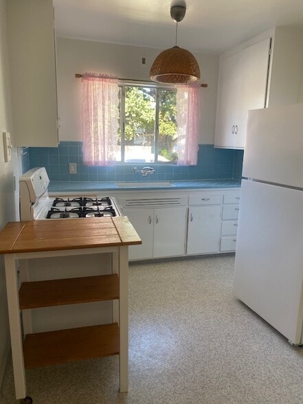 Building Photo - 724 7th Ave