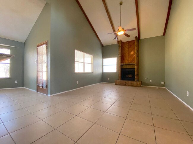 Building Photo - Northeast El Paso 3 bed2 bath