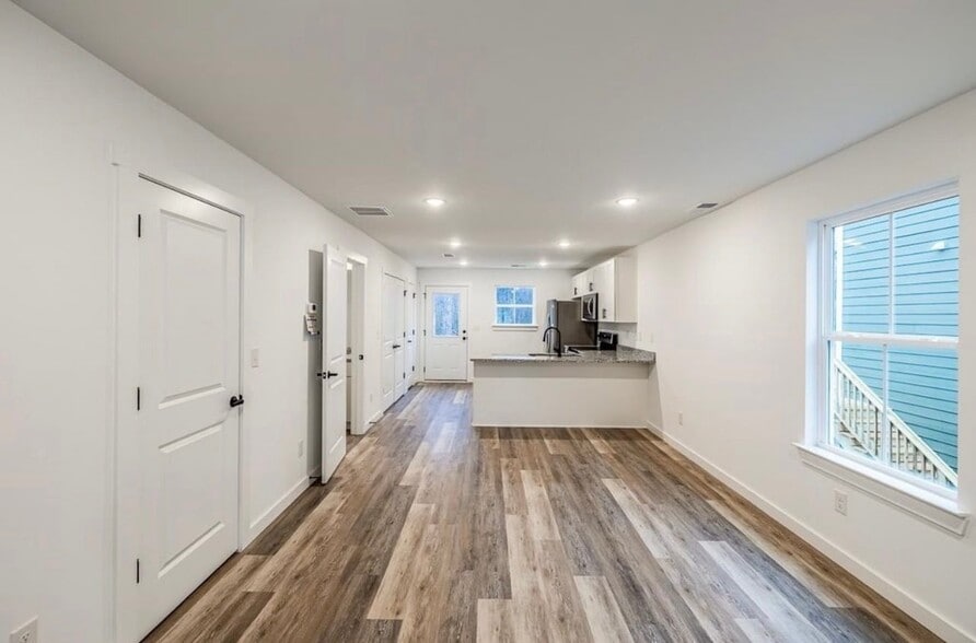 Building Photo - 267 Vanderbilt Rd
