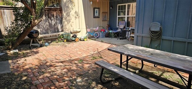 Building Photo - 2002 Voltaire Dr