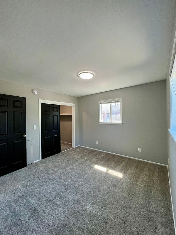 Building Photo - 4441 Oakwood