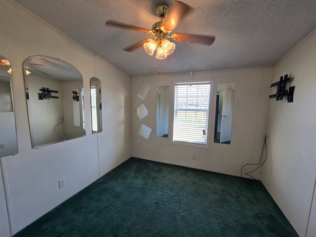 Building Photo - 4 Bed, 2 Bath Ranch in New Hope Area