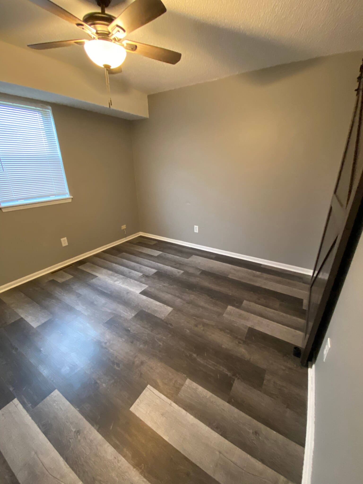Building Photo - 1615 NE White Dr