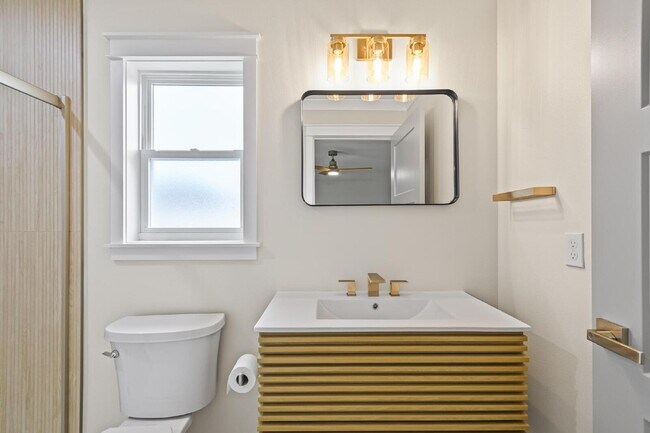 Building Photo - Modern Living Awaits!