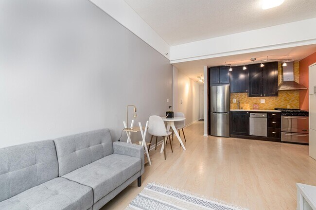 Building Photo - 476 Monmouth St