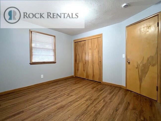 Building Photo - Beautifully Updated 4 Bed 2 Bath in South Hutchinson