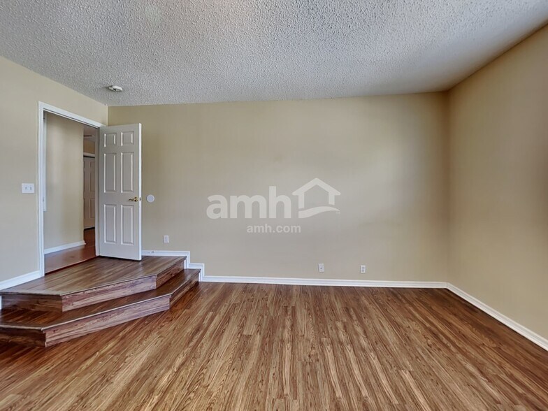 Building Photo - 1415 Loretto Cir