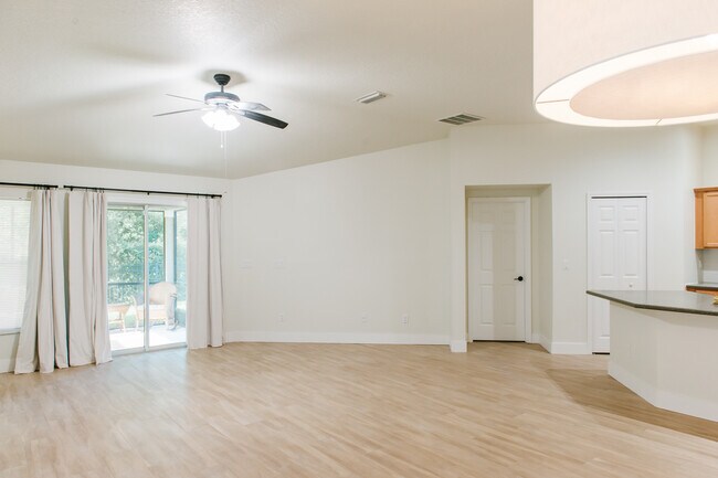 Building Photo - 208 Grande Lake Dr