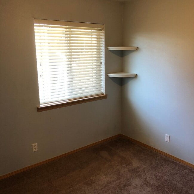 Building Photo - 2687 NW Oak Ridge Dr