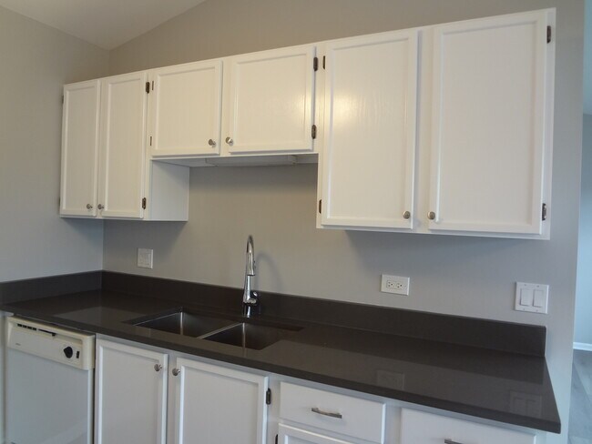 Building Photo - 1127 N Red Oak Cir