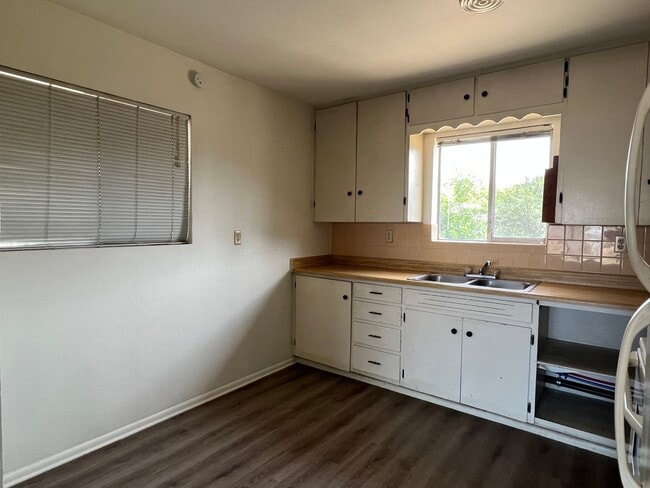 Building Photo - 2bed/1 bath duplex unit