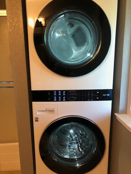 washer/dryer - 3847 Vineyard Ave