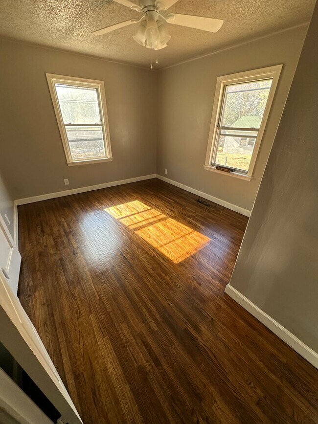 Building Photo - Spacious & Affordable Tulsa Living | 4 Bed...