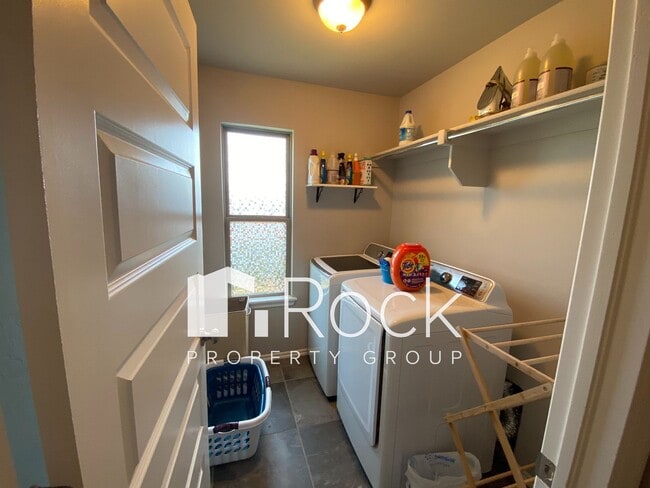 Building Photo - Beautiful 3 Bedroom Home with a Study in W...